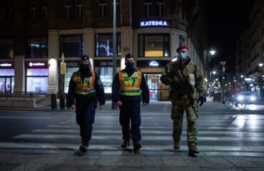 Ουγγαρία: Η στιγμή που αστυνομικοί ξυλοκοπούν άγρια εγκληματία που προσπάθησε να διαφύγει (βίντεο)