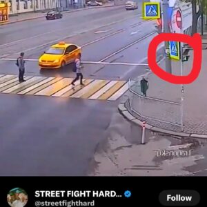 Bίντεο: Οδηγός ταξί ρίχνει γροθιά σε πεζό και τον πλακώνουν στο ξύλο περαστικοί