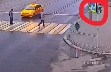 Bίντεο: Οδηγός ταξί ρίχνει γροθιά σε πεζό και τον πλακώνουν στο ξύλο περαστικοί