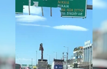 Βίντεο: Παραλίγο τραγωδία στον Κηφισό – Γερανοφόρο πήρε παραμάζωμα πινακίδα & τα κομμάτια έπεσαν πάνω σε μηχανή!