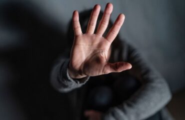 Εικόνες σοκ στη Σαλαμίνα: Άγριος ξυλοδαρμός 30χρονης Ελληνίδας από τέσσερις Τούρκους κοντά στο λιμάνι!