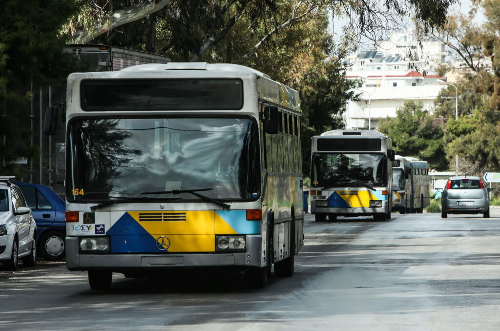 Τροχαίο στα Άνω Λιόσια: Τρεις τραυματίες μετά από πρόσκρουση αστικού λεωφορείου σε κολώνα