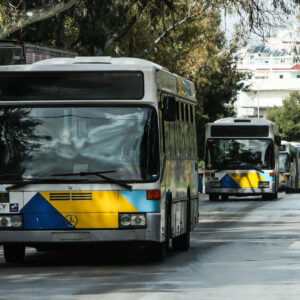Τροχαίο στα Άνω Λιόσια: Τρεις τραυματίες μετά από πρόσκρουση αστικού λεωφορείου σε κολώνα