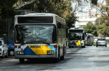 Τροχαίο στα Άνω Λιόσια: Τρεις τραυματίες μετά από πρόσκρουση αστικού λεωφορείου σε κολώνα