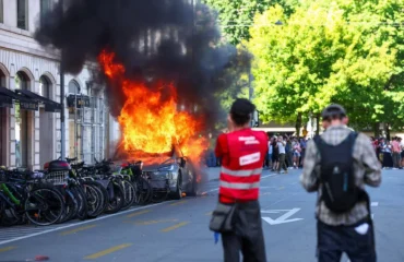 Επεισόδια από διαδηλωτές στην Γενεύη: Έκαψαν Tesla, επιτέθηκαν σε γραφεία του ΟΗΕ