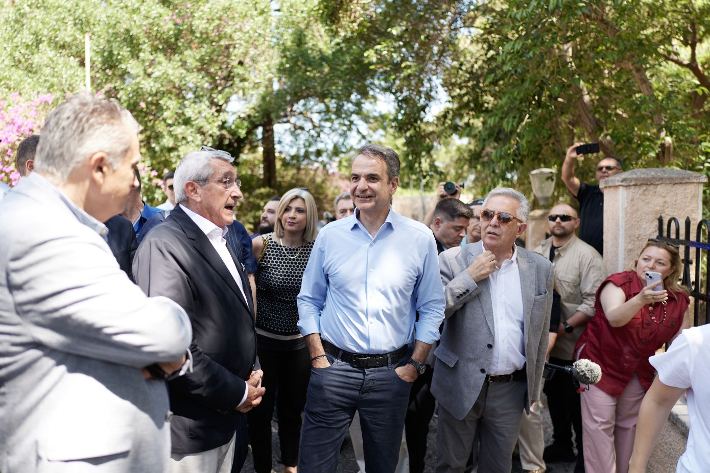 Κ.Μητσοτάκης με το μαντήλι στο χέρι από Ρόδο: «Την ιδρώνουμε την φανέλα» (βίντεο)