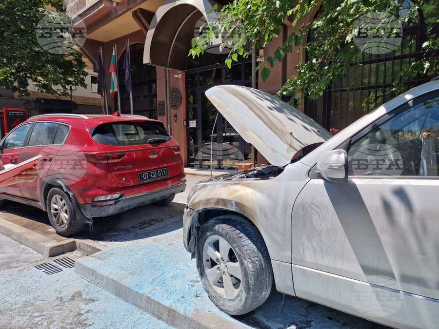 Σκόπια: Εμπρηστική επίθεση στα οχήματα δύο Βουλγάρων διπλωματών έξω από την πρεσβεία