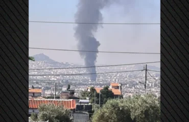 Φωτογραφίες από την πυρκαγιά που ξέσπασε σε κατάστημα ανταλλακτικών αυτοκινήτων στο Μενίδι