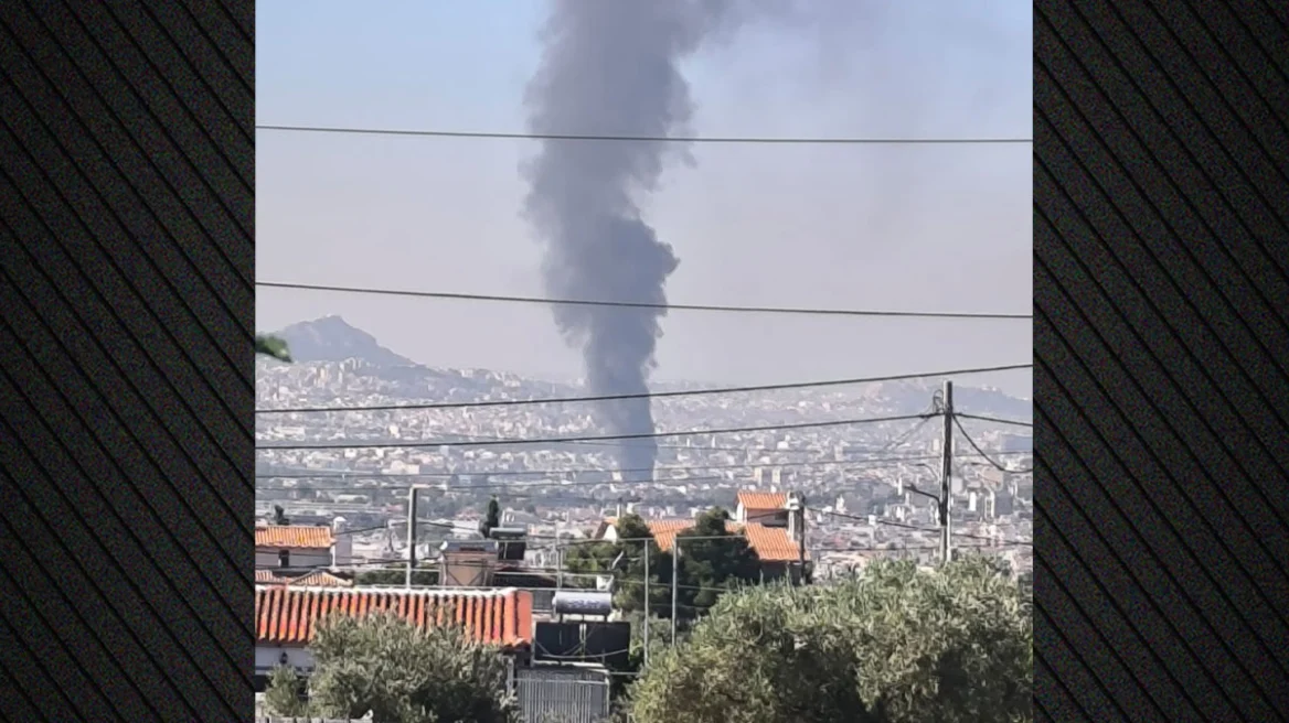 Φωτογραφίες από την πυρκαγιά που ξέσπασε σε κατάστημα ανταλλακτικών αυτοκινήτων στο Μενίδι