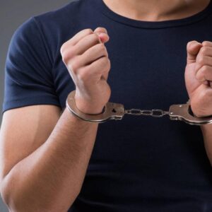Κυψέλη: Συνελήφθησαν 47χρονη και 24χρονος με σπαθιά, μαχαίρια και ναρκωτικά