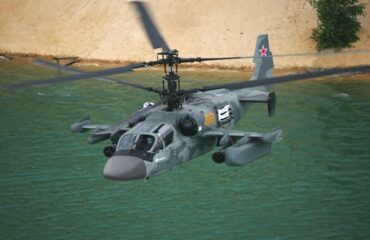 Βίντεο: H στιγμή που ρωσικό ελικόπτερο K-52 καταδιώκει ουκρανικό drone που κατευθύνεται προς τη Μόσχα