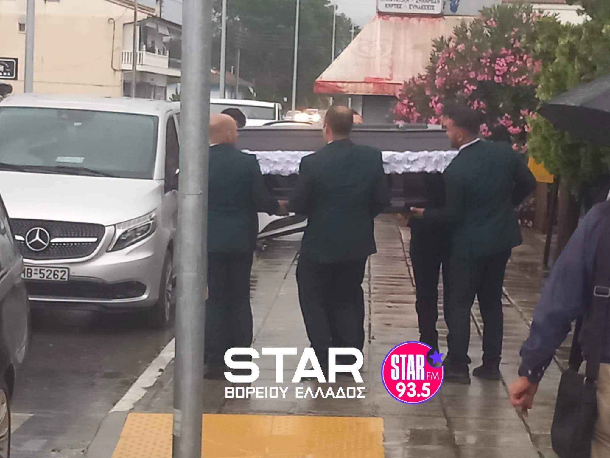 Στα Κουδούνια Δράμας η κηδεία του 50χρονου αστυνομικού που σκότωσε την 45χρονη σύζυγό του – Δείτε φωτογραφίες