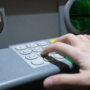Skimming: Η απάτη στα ΑΤΜ που συνεχίζει να απειλεί τους καταναλωτές – Πώς να προστατευτείτε