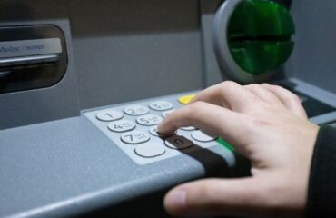 Skimming: Η απάτη στα ΑΤΜ που συνεχίζει να απειλεί τους καταναλωτές – Πώς να προστατευτείτε