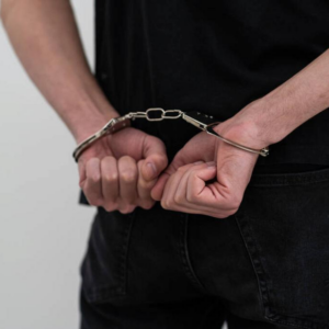 Βούλα: Συνελήφθησαν δύο 15χρονοι για ληστεία σε βάρος 17χρονου – Τον κτύπησαν και του άρπαξαν το πατίνι