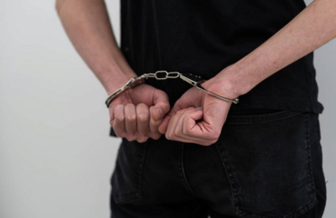Βούλα: Συνελήφθησαν δύο 15χρονοι για ληστεία σε βάρος 17χρονου – Τον κτύπησαν και του άρπαξαν το πατίνι