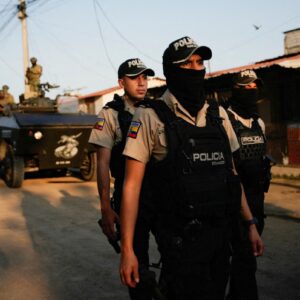 Ισημερινός: H στιγμή που εκτελούν εν ψυχρώ ηγετικό στέλεχος συμμορίας έξω από αεροδρόμιο (βίντεο)