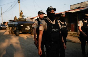 Ισημερινός: H στιγμή που εκτελούν εν ψυχρώ ηγετικό στέλεχος συμμορίας έξω από αεροδρόμιο (βίντεο)