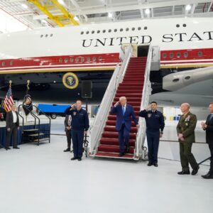 Air Force… Qatar: Ο Τραμπ παρουσίασε το νέο προεδρικό αεροσκάφος που δώρισε το Κατάρ