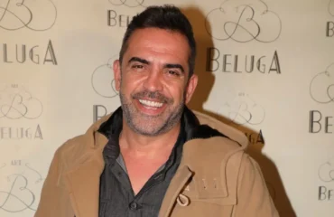 Ο παρουσιαστής Σ.Κωνσταντινίδης τα λέει «έξω από τα δόντια»: «Οι νέοι παρατάνε το πανεπιστήμιο για να ζήσουν»