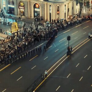 Βίντεο: Η κινεζική τροχαία δημιουργεί ανθρώπινα «φράγματα» για να διακόπτει την κυκλοφορία και να περνούν οι πεζοί!