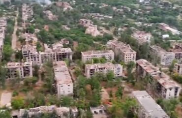 Κονσταντινόφκα: Ρωσικές σημαίες υψώνονται συνεχώς σε νέα σημεία της πόλης