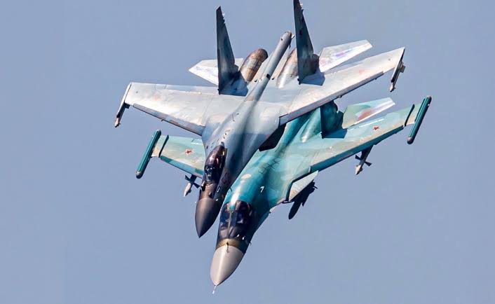 Βίντεο: Ρωσικό Su-34M έπληξε αποθήκη drones στο Χάρκοβο με βόμβες FAB-250/500