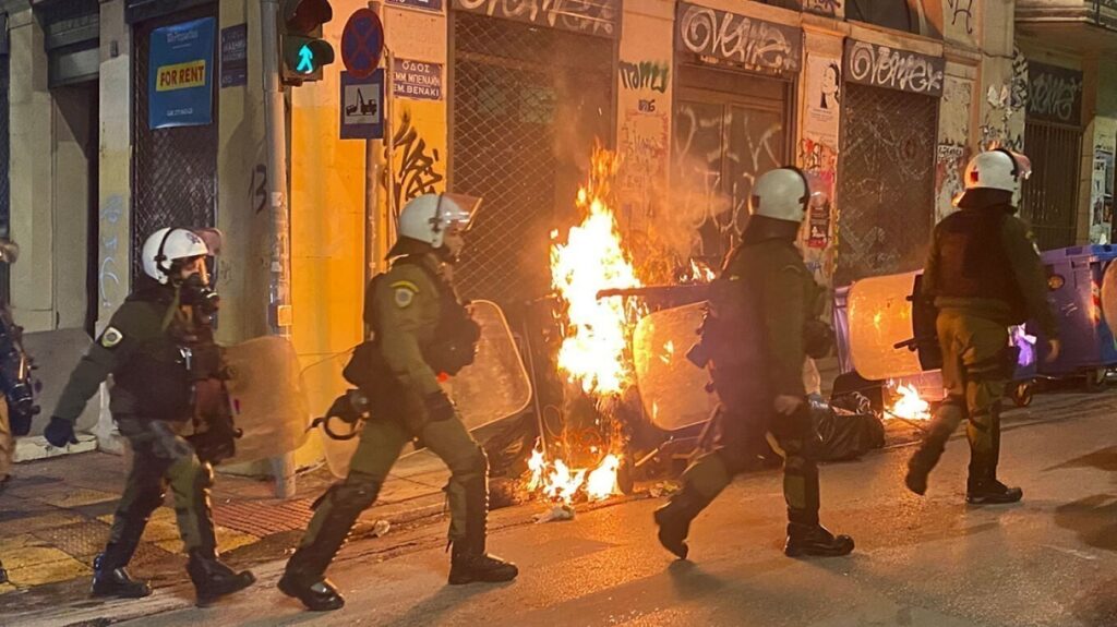 Ένταση στα Εξάρχεια: Επίθεση με μολότοφ κατά αστυνομικών της ομάδας ΔΡΑΣΗ