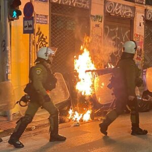 Ένταση στα Εξάρχεια: Επίθεση με μολότοφ κατά αστυνομικών της ομάδας ΔΡΑΣΗ