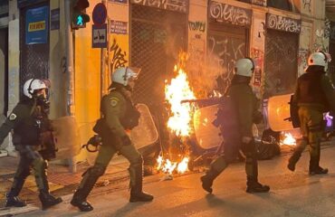 Ένταση στα Εξάρχεια: Επίθεση με μολότοφ κατά αστυνομικών της ομάδας ΔΡΑΣΗ