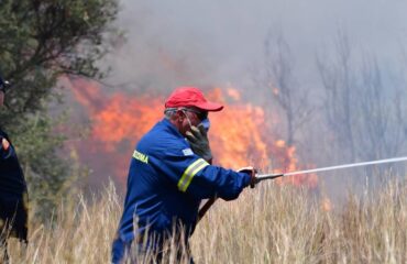 Μεγάλη φωτιά στη Σύρο: Μήνυμα του 112 για εκκένωση από Τρία Λαγγόνια προς Ερμούπολη