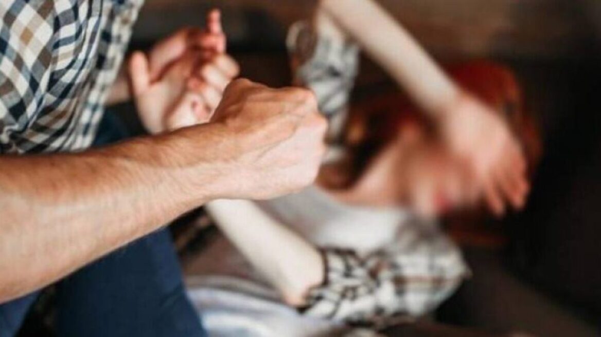 Άγριος ξυλοδαρμός γυναίκας από τον σύντροφό της στο Αγρίνιο: Έσπασε τζάμι σε πολυκατοικία από το ξύλο! (φωτο)