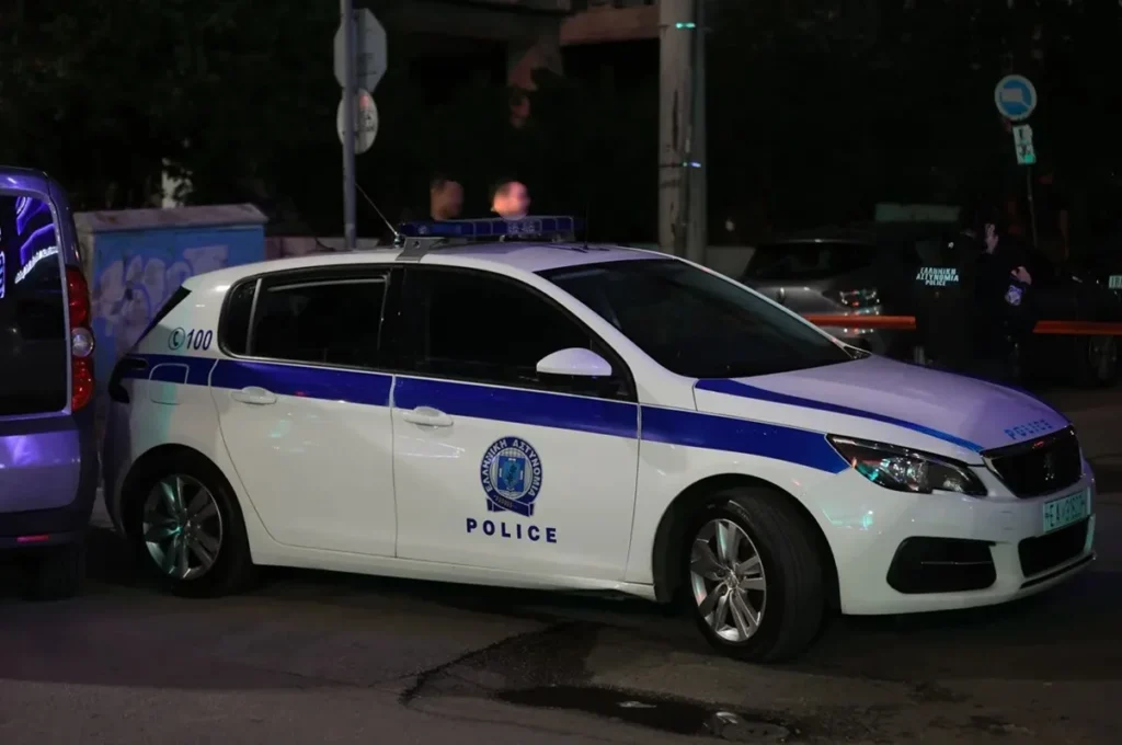 «Καταδρομική» κουκουλοφόρων σε παρέα τριών νεαρών στην Πάτρα: Στο νοσοκομείο με τραύματα από μαχαίρι ένας 22χρονος