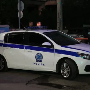 «Καταδρομική» κουκουλοφόρων σε παρέα τριών νεαρών στην Πάτρα: Στο νοσοκομείο με τραύματα από μαχαίρι ένας 22χρονος