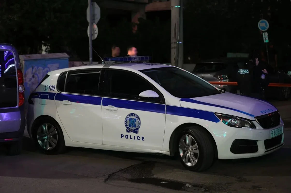 «Καταδρομική» κουκουλοφόρων σε παρέα τριών νεαρών στην Πάτρα: Στο νοσοκομείο με τραύματα από μαχαίρι ένας 22χρονος