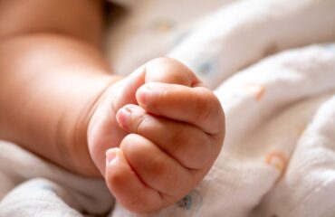 Πάτρα: Eλεύθερη αφέθηκε η Ρομά μητέρα του βρέφους που νοσηλεύεται με κατάγματα – Δεν προέκυψαν σημάδια κακοποίησης