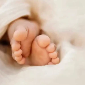 Χειροπέδες στην μητέρα του επτάμηνου βρέφους που βρέθηκε σοβαρά τραυματισμένο – Νοσηλεύεται σε κρίσιμη κατάσταση