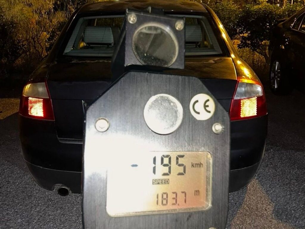 Θεσσαλονίκη: 19χρονος πήγαινε με «σπασμένα φρένα» στη Μουδανίων – Συνελήφθη καθώς οδηγούσε με 195 χλμ/α.ω.