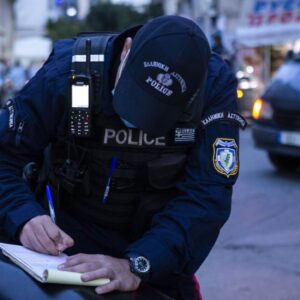 Θεσσαλονίκη: Κατηγορείται για απόπειρα ανθρωποκτονίας 29χρονη μετά τον τραυματισμό του συντρόφου της με μαχαίρι
