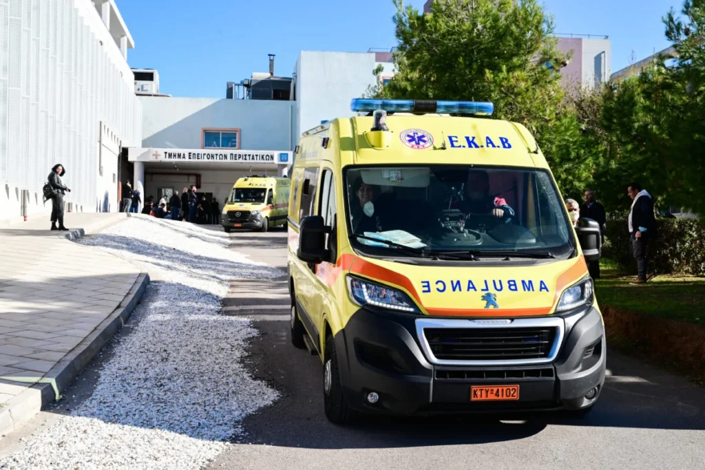 Γυναίκα στην Πάτρα κατέρρευσε ξαφνικά σε πολυσύχναστο δρόμο της περιοχής και διακομίστηκε για νοσηλεία