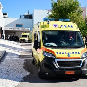 Γυναίκα στην Πάτρα κατέρρευσε ξαφνικά σε πολυσύχναστο δρόμο της περιοχής και διακομίστηκε για νοσηλεία
