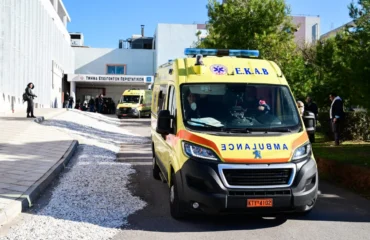 Γυναίκα στην Πάτρα κατέρρευσε ξαφνικά σε πολυσύχναστο δρόμο της περιοχής και διακομίστηκε για νοσηλεία