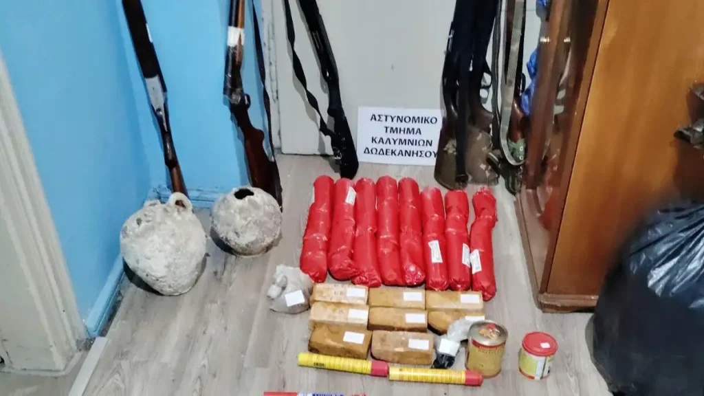 Κάλυμνος: Οπλοστάσιο με εκρηκτικά, όπλα και αρχαία αντικείμενα αποκάλυψαν αστυνομικές έρευνες