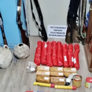 Κάλυμνος: Οπλοστάσιο με εκρηκτικά, όπλα και αρχαία αντικείμενα αποκάλυψαν αστυνομικές έρευνες