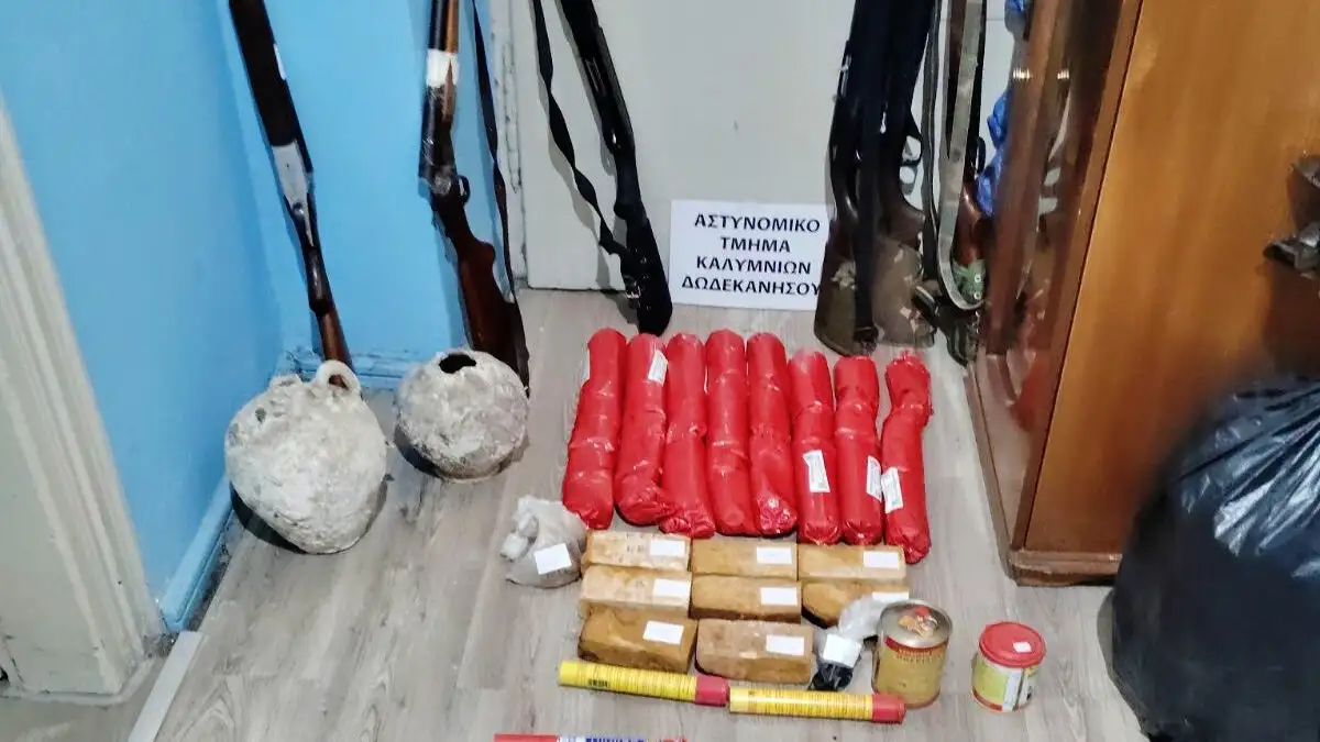 Κάλυμνος: Οπλοστάσιο με εκρηκτικά, όπλα και αρχαία αντικείμενα αποκάλυψαν αστυνομικές έρευνες
