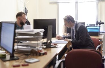 Ακόμα και την έκδοση νέας ταυτότητας ο Κ.Μητσοτάκης την έκανε… σόου: «Πότε θα είναι έτοιμη;» – «Σε μία εβδομάδα»