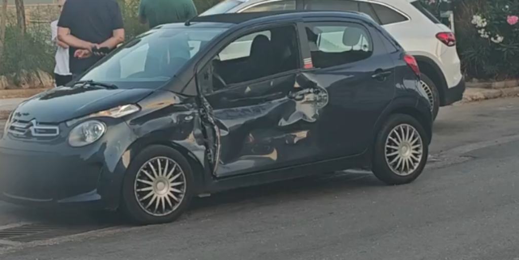 Κινηματογραφική καταδίωξη δύο Ρομά στη Βάρκιζα: Έριξαν το όχημά τους σε τρία αυτοκίνητα και διέφυγαν