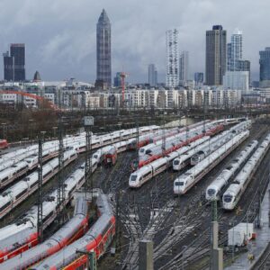 «Χάος» στους γερμανικούς σιδηροδρόμους: Τεχνική βλάβη ακινητοποίησε όλα τα τρένα της Deutsche Bahn
