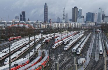 «Χάος» στους γερμανικούς σιδηροδρόμους: Τεχνική βλάβη ακινητοποίησε όλα τα τρένα της Deutsche Bahn