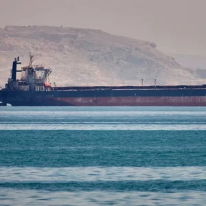 Ο ΟΗΕ «παγώνει» την επιχείρηση απομάκρυνσης πλοίων από τα Στενά του Ορμούζ μετά το χτύπημα σε εμπορικό πλοίο
